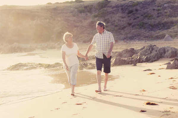 Adorável casal maduro sênior em seus 60 ou 70 anos aposentado andando — Fotografia de Stock