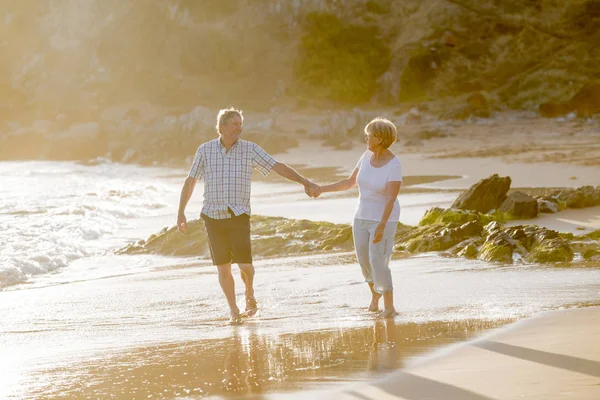 Adorável casal maduro sênior em seus 60 ou 70 anos aposentado andando — Fotografia de Stock