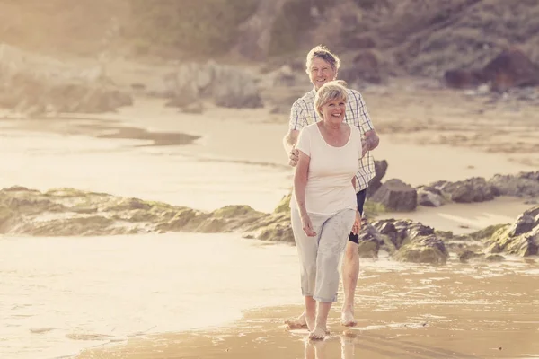 Ώριμο ζευγάρι Lovely ανώτερος τους 60s ή 70s συνταξιούχος περπάτημα χαρούμενη και χαλαρή σε Παραλία Ακτή στο ρομαντικό γήρανση μαζί — Φωτογραφία Αρχείου