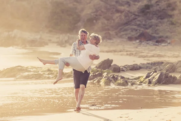 可爱的高级成熟夫妇在他们的60s 或70s 退休步行愉快和放松在海滩海边在浪漫的老龄化一起 — 图库照片