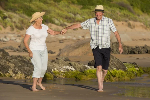 Прекрасна старша зріла пара на їх 60-х або 70-х роках на пенсії ходить щасливою і спокійною на березі моря в романтичному старінні разом — стокове фото