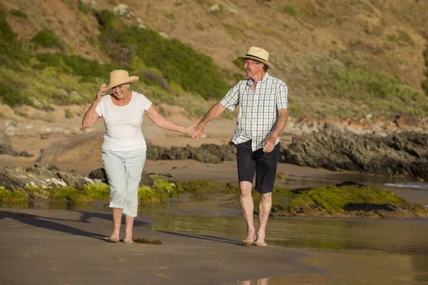 Ώριμο ζευγάρι Lovely ανώτερος τους 60s ή 70s συνταξιούχος περπάτημα χαρούμενη και χαλαρή σε Παραλία Ακτή στο ρομαντικό γήρανση μαζί — Φωτογραφία Αρχείου