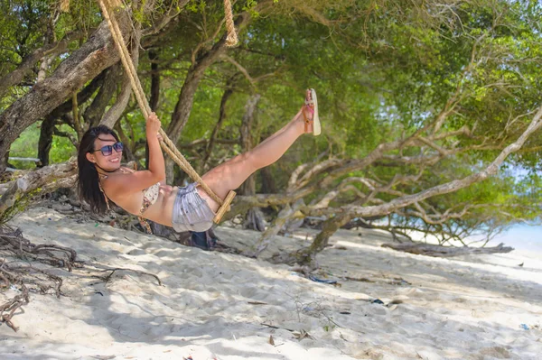 Jeune belle chinois asiatique fille avoir amusant sur plage arbre swing profiter heureux sentiment libre en été vacances tropical voyage — Photo