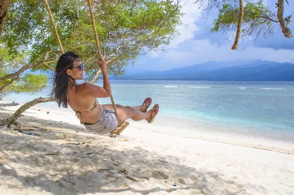 Mooie Chinese Aziatische meisje plezier op strand boom schommel genieten gelukkig gevoel vrij in de tropische zomer-vakantiereis — Stockfoto