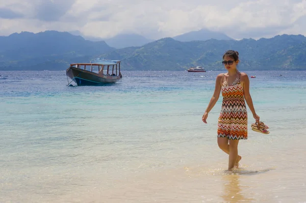 Bella ragazza asiatica cinese in abito estivo a piedi sulla sabbia della spiaggia con incredibile bellissimo turchese colore dell'acqua di mare godendo di vacanze rilassate — Foto Stock