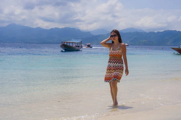 Bella ragazza asiatica cinese in abito estivo a piedi sulla sabbia della spiaggia con incredibile bellissimo turchese colore dell'acqua di mare godendo di vacanze rilassate — Foto Stock