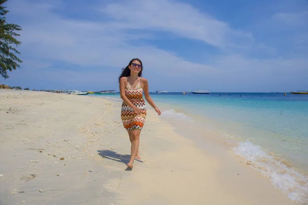 Bella ragazza asiatica cinese in abito estivo a piedi sulla sabbia della spiaggia con incredibile bellissimo turchese colore dell'acqua di mare godendo di vacanze rilassate — Foto Stock