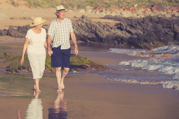 可爱的高级成熟夫妇在他们的60s 或70s 退休步行 — 图库照片