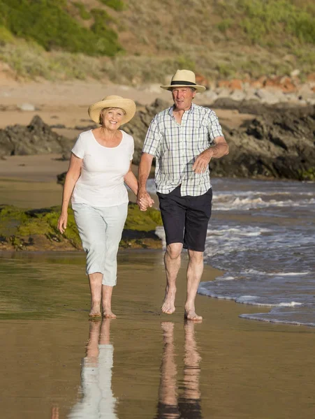 Милая взрослая пара в возрасте 60-70 лет на пенсии — стоковое фото