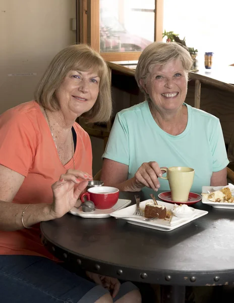 Ζευγάρι όμορφη μέση ηλικία ανώτερος Ώριμες γυναίκες φίλες συνάντηση για καφέ και τσάι με κέικ στο coffee shop κατανομή χρόνου — Φωτογραφία Αρχείου