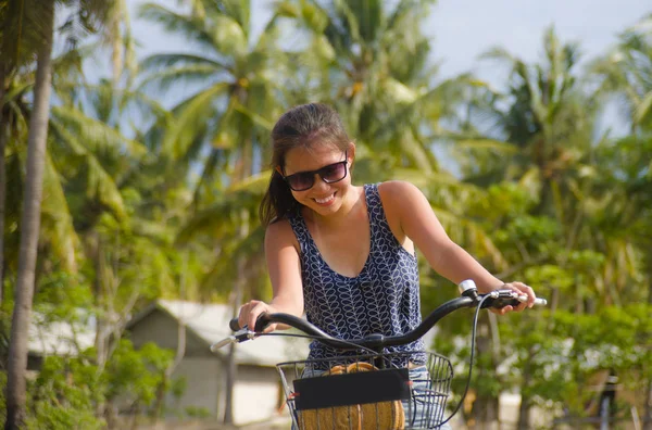 Fiatal, boldog és szép ázsiai kínai nő lovaglás kerékpár Vietnam és Thaiföld trópusi dzsungel erdő mosolyogva nyugodt pálmafák — Stock Fotó