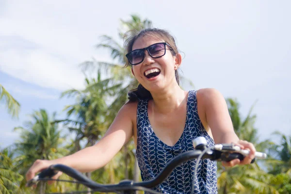 Fiatal, boldog és szép ázsiai kínai nő lovaglás kerékpár Vietnam és Thaiföld trópusi dzsungel erdő mosolyogva nyugodt pálmafák — Stock Fotó