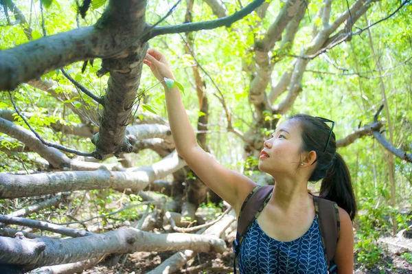 Jeune jolie et heureuse randonneuse asiatique femme chinoise trekking et randonnée excursion sur montagne tropicale profiter de la nature souriant — Photo