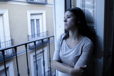 Balkon yok ve depresyon duygu yalnız acı depresif üzgün ve umutsuz Latin kadın evde mutsuz 