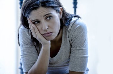 balkon bak evde oturan genç üzgün ve umutsuz Latin kadın