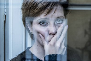 dramatik düşünme ve üzgün genç güzel kadın portresi yakından pencereden bakarak depresif depresyon evde acı