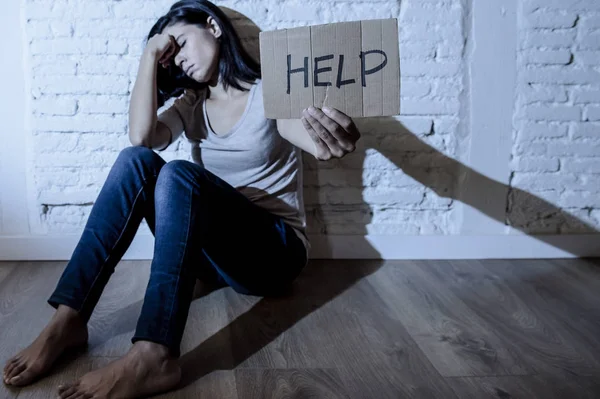 Solitaire jeune femme hispanique attrayante assis à la maison plancher frustré souffrant dépression se sentant triste et désespérée dans les problèmes — Photo