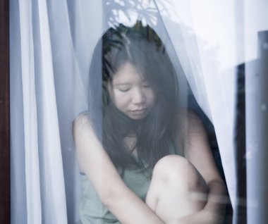 acı acı ve üzüntü kavramı depresyon pencere camı düşünceli arıyorum genç üzgün ve depresyonda Asyalı Çinli kadın