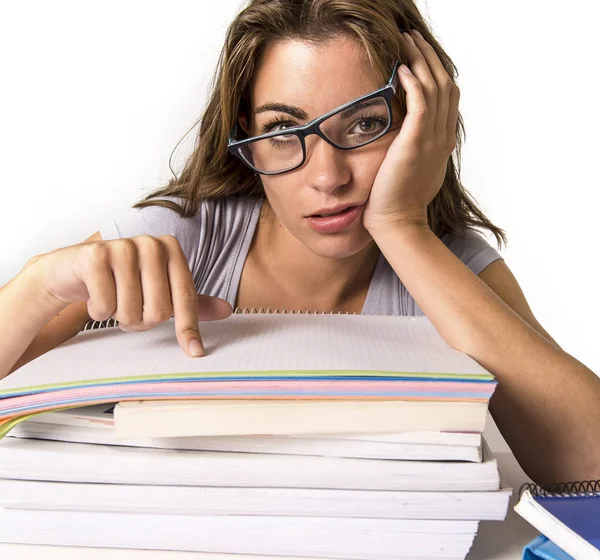 Attraente e bella ragazza studente stanco appoggiato sui libri scolastici mucchio stanco ed esausto dopo aver studiato preparazione esame cercando sprecato — Foto Stock