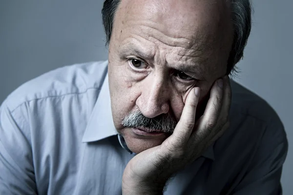Baş üzgün ve endişeli Alzheimer hastalığı acı arıyorum onun 70s kıdemli olgun yaşlı adamı portresi — Stok fotoğraf
