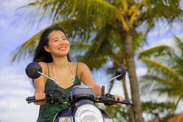 Boldog és szép ázsiai kínai nő birtoklás móka lovaglás motorkerékpár robogó, a trópusi nyár palm fa háttér mosolygós vidám — Stock Fotó
