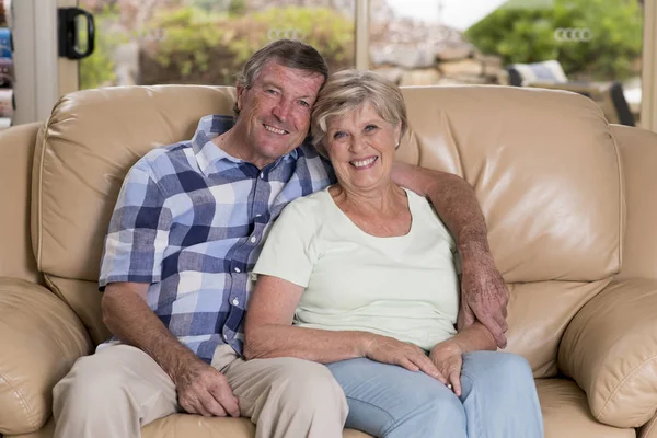 Senior cantik usia pertengahan pasangan sekitar 70 tahun tersenyum h — Stok Foto