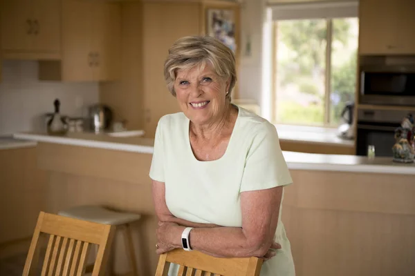 美丽和甜美的中年成熟女人在70岁左右的漂亮肖像在家厨房微笑愉快和友好 — 图库照片