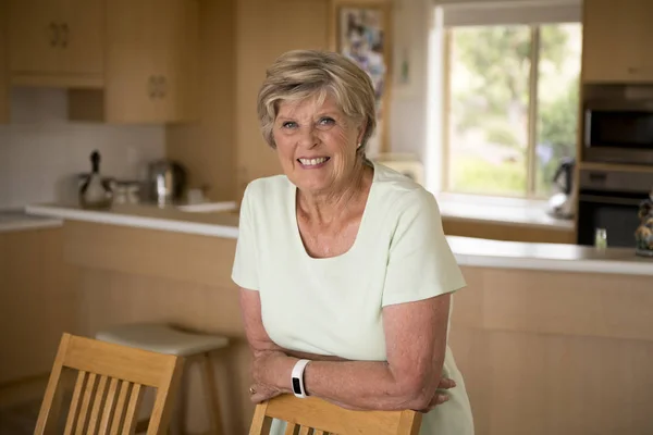美丽和甜美的中年成熟女人在70岁左右的漂亮肖像在家厨房微笑愉快和友好 — 图库照片
