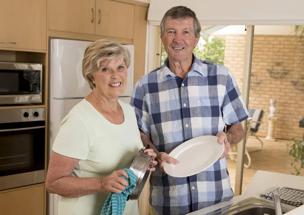 Senior cantik usia pertengahan pasangan sekitar 70 tahun tersenyum h — Stok Foto