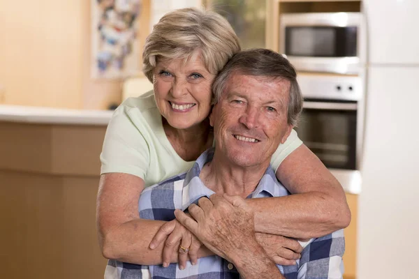 Senior hermosa mediana edad pareja alrededor de 70 años de edad sonriendo h — Foto de Stock