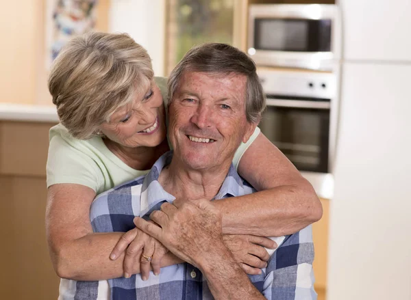 Старша красива пара середнього віку приблизно 70 років посміхаючись h — стокове фото