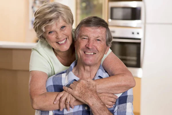 Senior hermosa mediana edad pareja alrededor de 70 años de edad sonriendo h — Foto de Stock