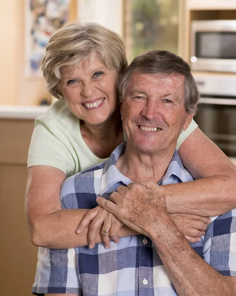 Senior hermosa mediana edad pareja alrededor de 70 años de edad sonriendo h — Foto de Stock