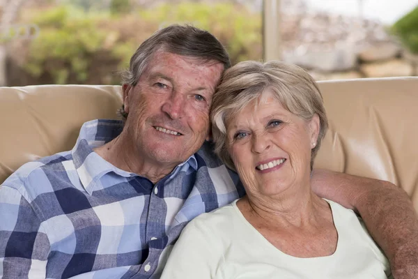 Senior beautiful middle age couple around 70 years old smiling h — Stock Photo, Image