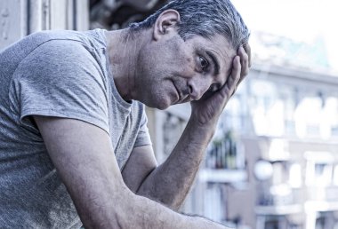 üzgün ve depresyonda 40'lı adam açık havada ile evde balco arıyor