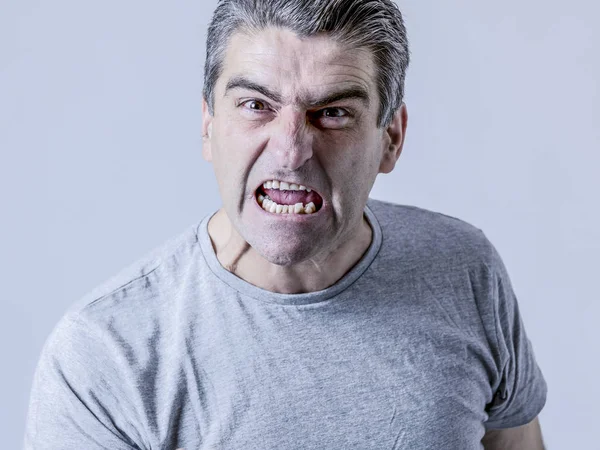 Porträtt av 40s till 50s vit arg och upprörd kille och galen furio — Stockfoto