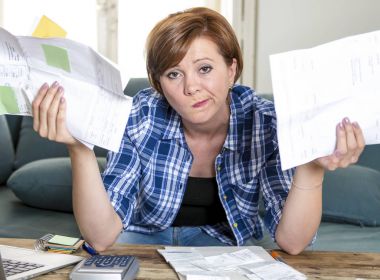 Genç Kızıl saçlı beyaz bir kadın 30 yaşında çalışma evrak Yurtiçi Finans Muhasebe ve bankacılık arıyor etrafında depresif