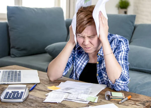Mladá zrzavá Kavkazský žena kolem 30 let staré pracovní papíry domácí finance účetnictví a bankovní pohledu depresi — Stock fotografie