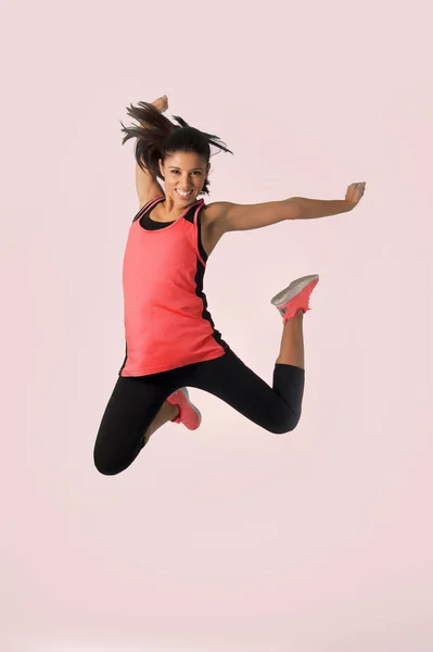 Młoda dziewczyna szczęśliwe i piękne szalone skoki podekscytowany w kobiece s — Zdjęcie stockowe