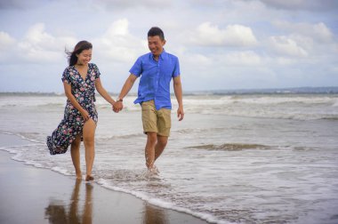 genç güzel Asyalı Çinli çift birlikte bea üzerinde yürüme