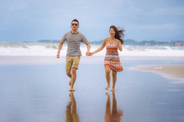 genç güzel Asyalı Çinli çift birlikte ho heyecanlı çalışan