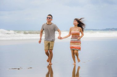 genç güzel Asyalı Çinli çift birlikte ho heyecanlı çalışan