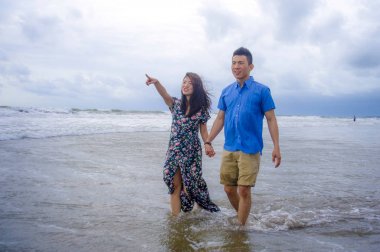 genç güzel Asyalı Çinli çift birlikte bea üzerinde yürüme