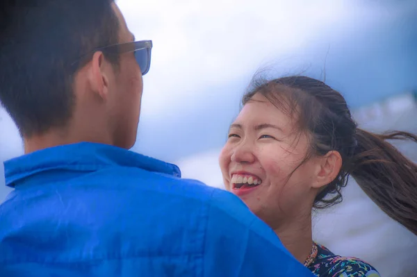 Όμορφη κινεζική Ασιατισα Ζευγάρι με γυναίκα αγκαλιά της roma ο φίλος — Φωτογραφία Αρχείου