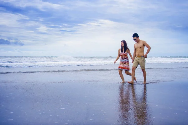 Joven hermosa asiática china pareja caminando juntos en el bea — Foto de Stock