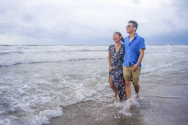 Jovem bonito e asiático chinês romântico casal caminhando togeth — Fotografia de Stock