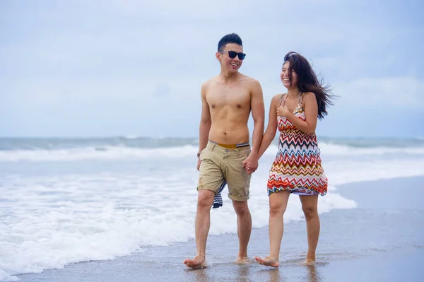 Jovem bela asiático chinês casal andando juntos no o bea — Fotografia de Stock