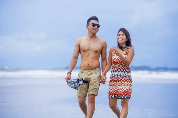 年轻美丽的亚洲华人夫妇一起走在东亚 — 图库照片