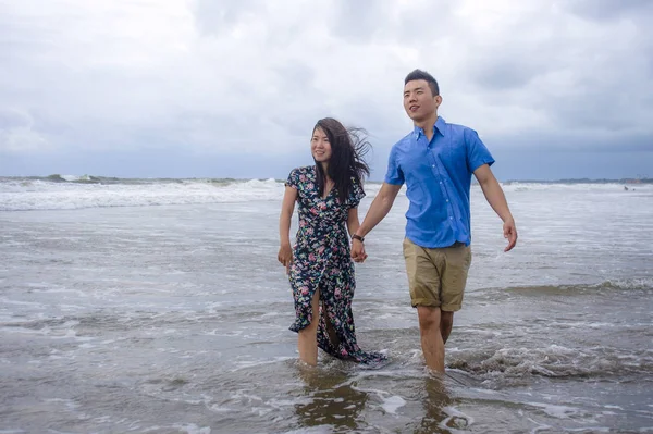 年轻美丽的亚洲华人夫妇一起走在东亚 — 图库照片