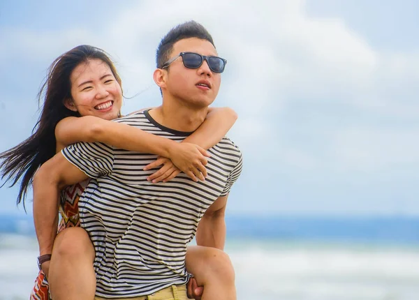 Bella asiatico cinese coppia con fidanzato portando donna su — Foto Stock